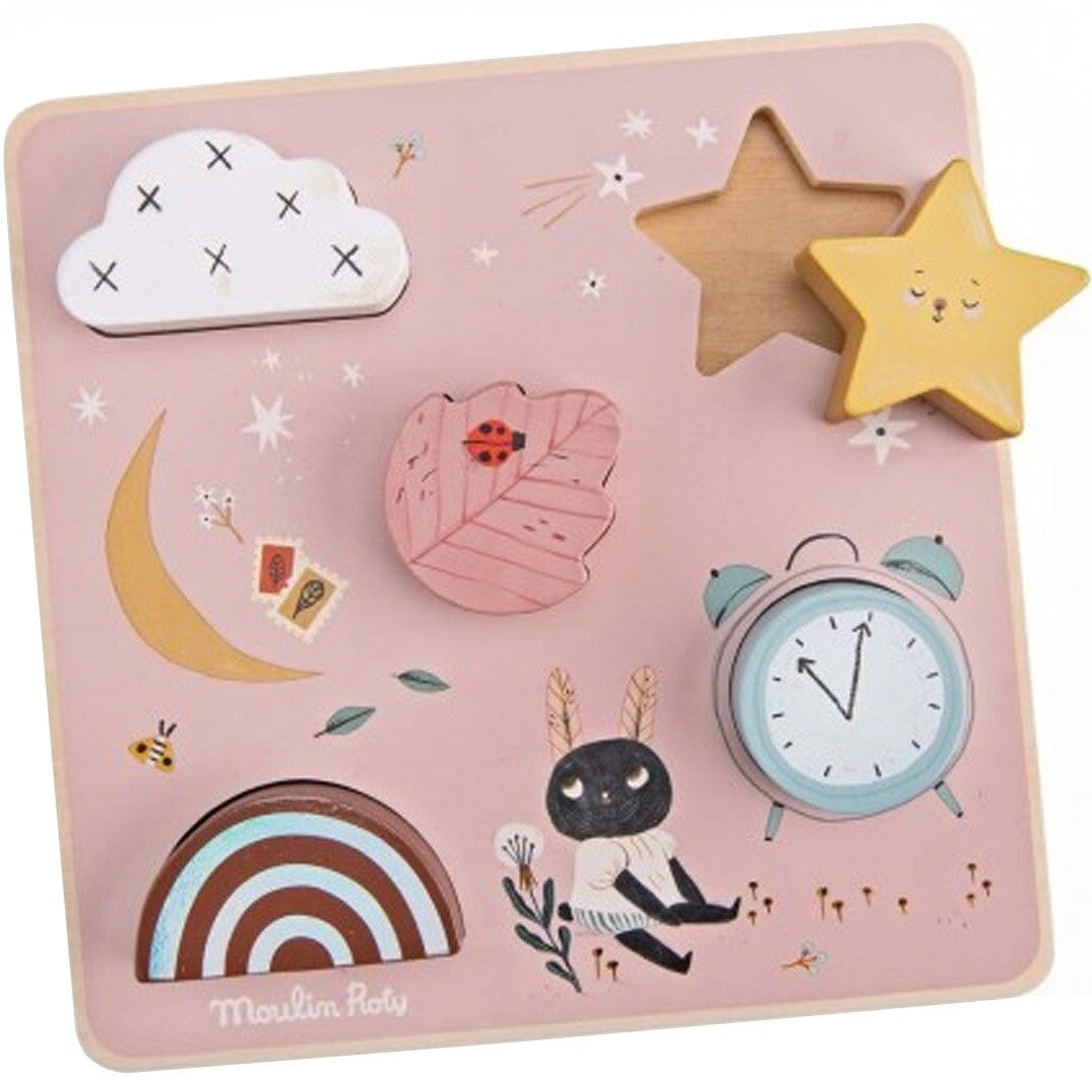 Moulin Roty houten sensorische puzzel met roze achtergrond en vijf ingelegde stukken: een wolk, ster, blad, wekker en regenboog.