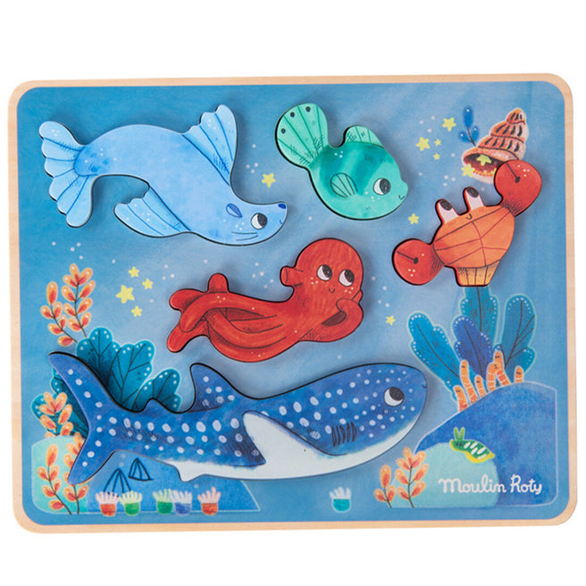 Moulin Roty houten sensorische puzzel voor peuters met vijf onderwaterdieren in hun uitsparingen.