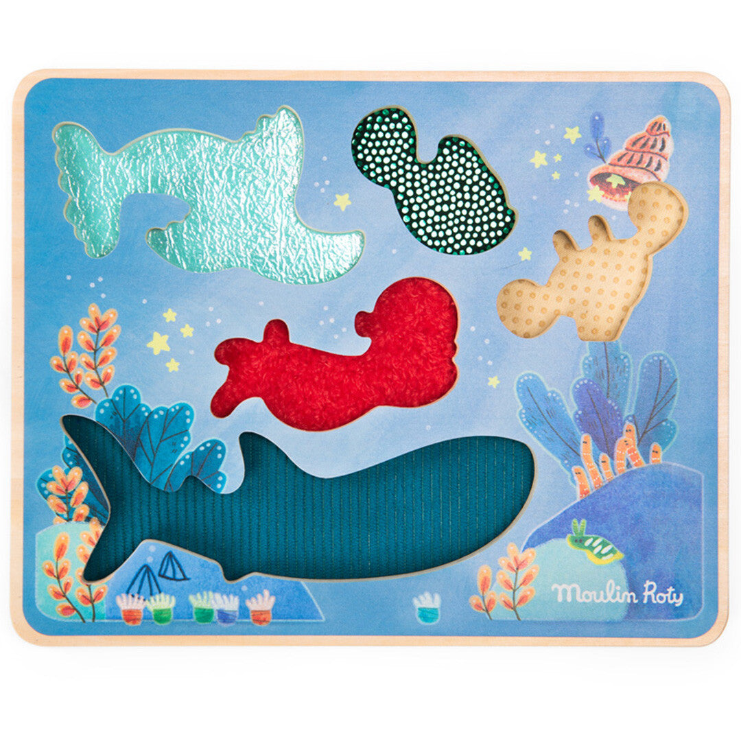 Moulin Roty houten sensorische puzzel voor peuters met de uitsparingen van de onderwaterdieren, elk met een unieke textuur.