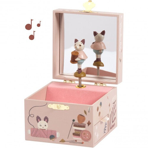 Open roze Moulin Roty muziekdoosje met een dansende poesfiguur en spiegel, versierd met naaiwerkthema.