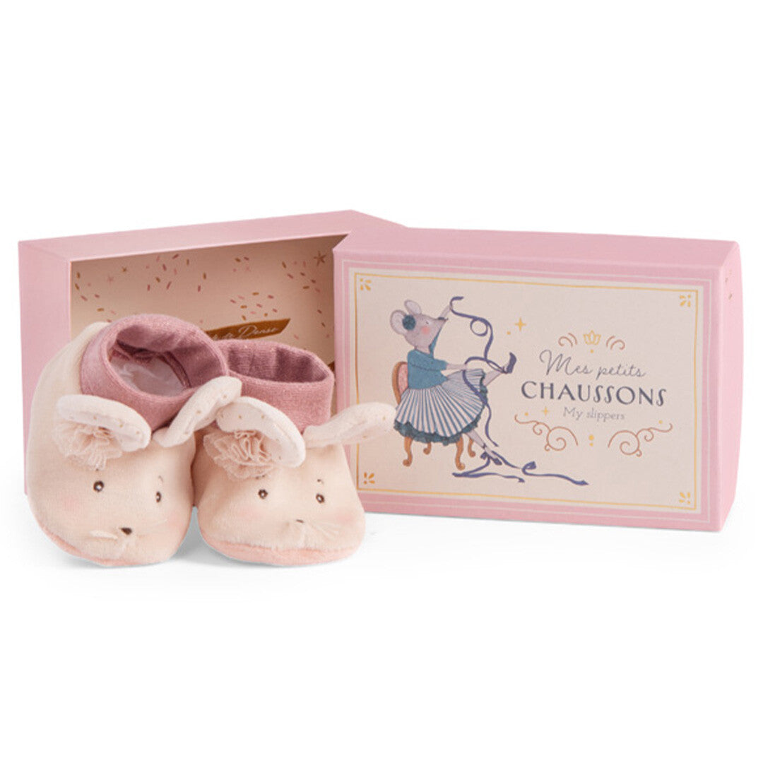 Moulin Roty babysloffen in de vorm van muizen naast een open roze geschenkdoos.