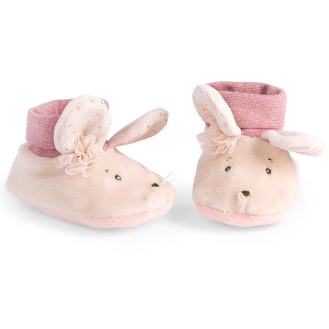 Moulin Roty babysloffen in de vorm van beige muizen met roze details, los van elkaar.