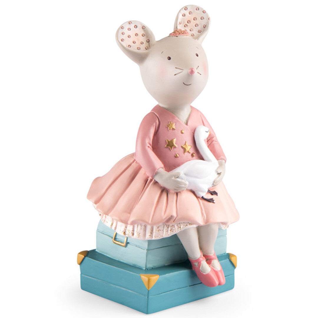 Moulin Roty spaarpot van een muis in roze balletpakje met zwaan, zittend op blauwe koffers.