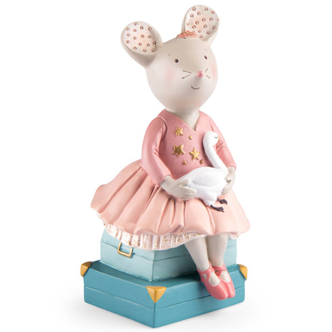 Moulin Roty spaarpot van een muis in roze balletpakje met zwaan, zittend op blauwe koffers.