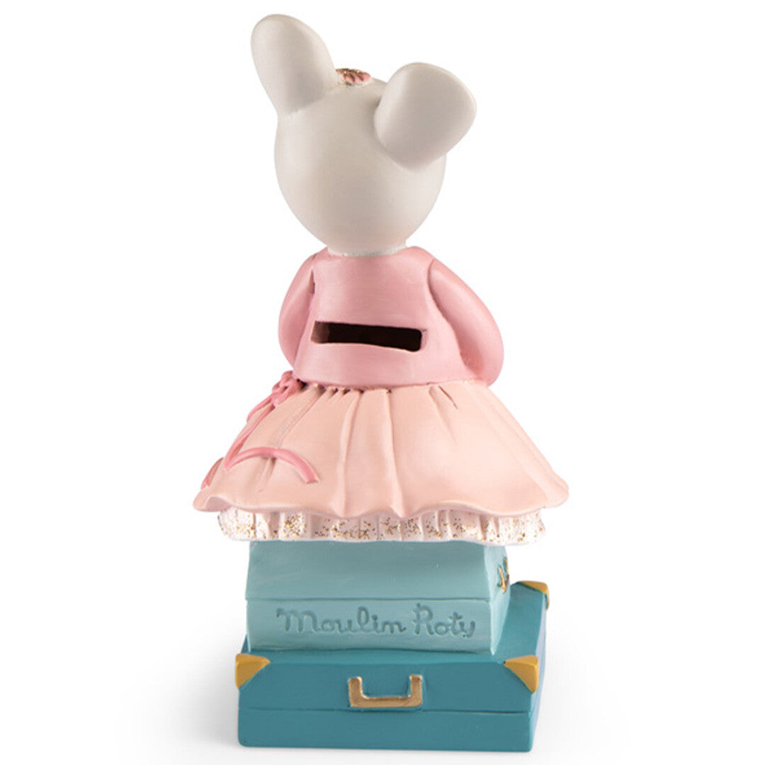 Achteraanzicht van de Moulin Roty spaarpot van een muis, met de gleuf voor muntgeld en het merklogo op de koffer.
