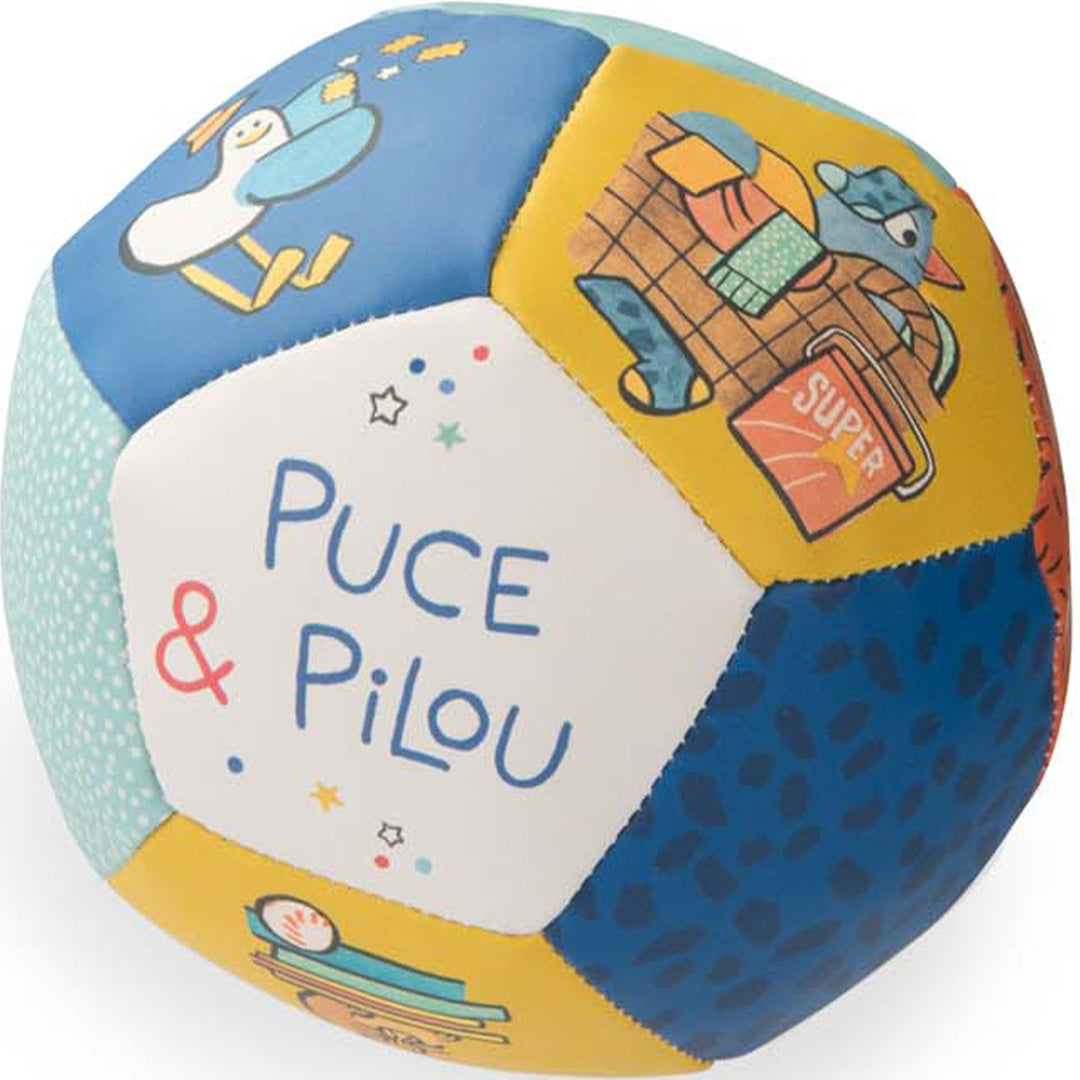 Moulin Roty veelkleurige babyspeelbal met figuren en de tekst Puce & Pilou.