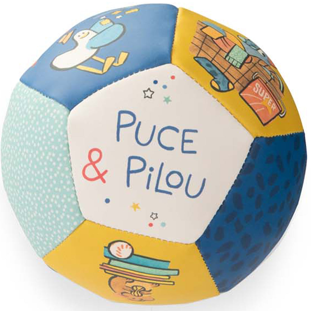 Moulin Roty veelkleurige babyspeelbal met figuren en de tekst Puce & Pilou.