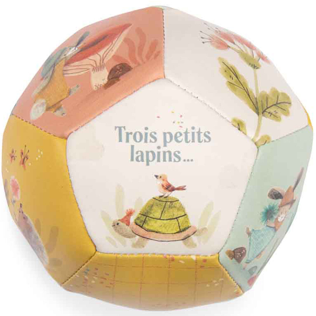 Moulin Roty babyspeelbal met veelkleurige panelen, dieren en de tekst 'Trois petits lapins...'.