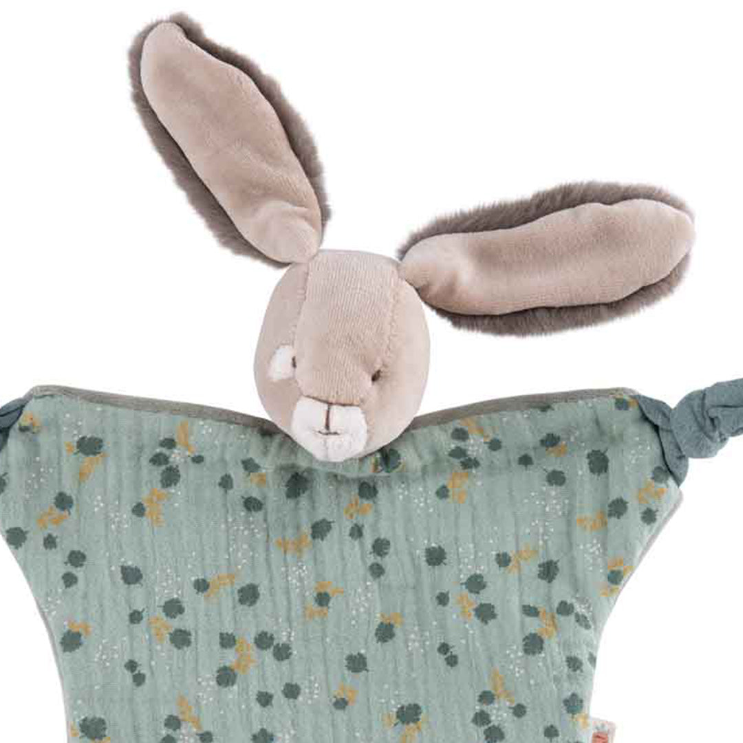 Detailopname van de konijnenkop en het groene gebloemde doekje van het Moulin Roty babyspeelgoed knuffeldoekje.
