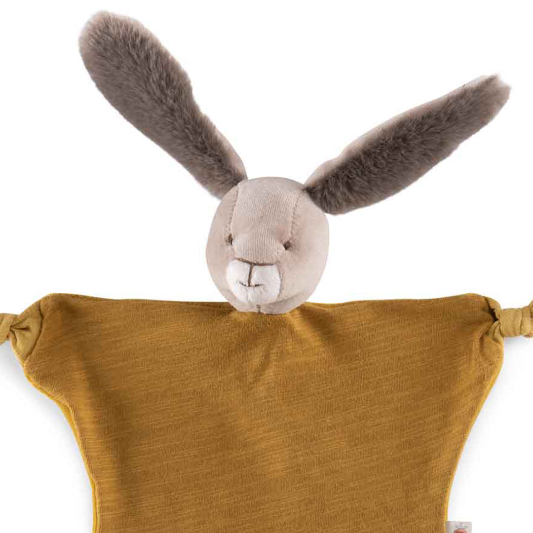 Detail van het konijnenhoofd van het okergele knuffeldoekje.