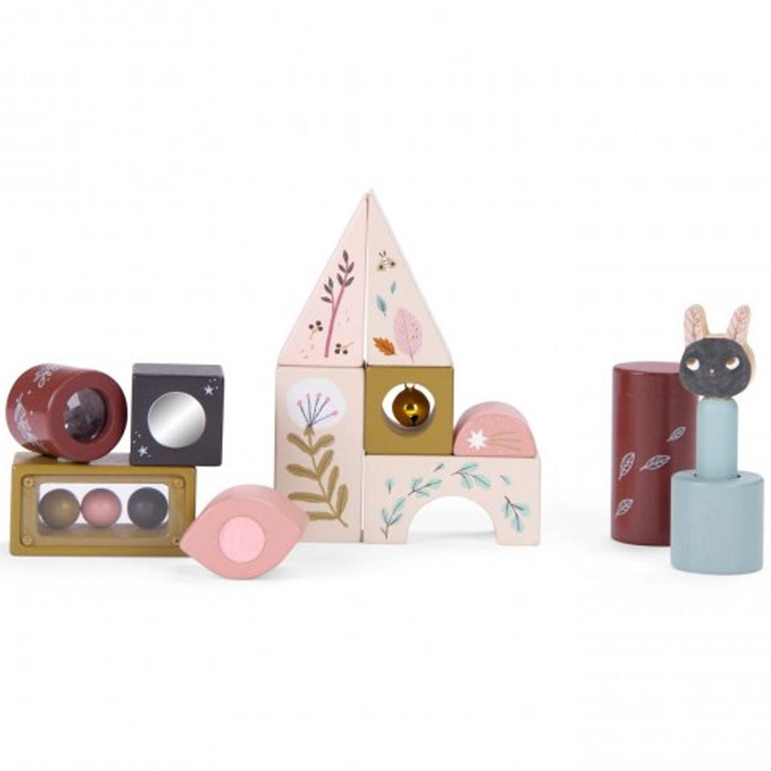 Moulin Roty houten bouwblokken uit de Après la Pluie collectie, deels opgebouwd als huisje met een konijnenfiguur ernaast.