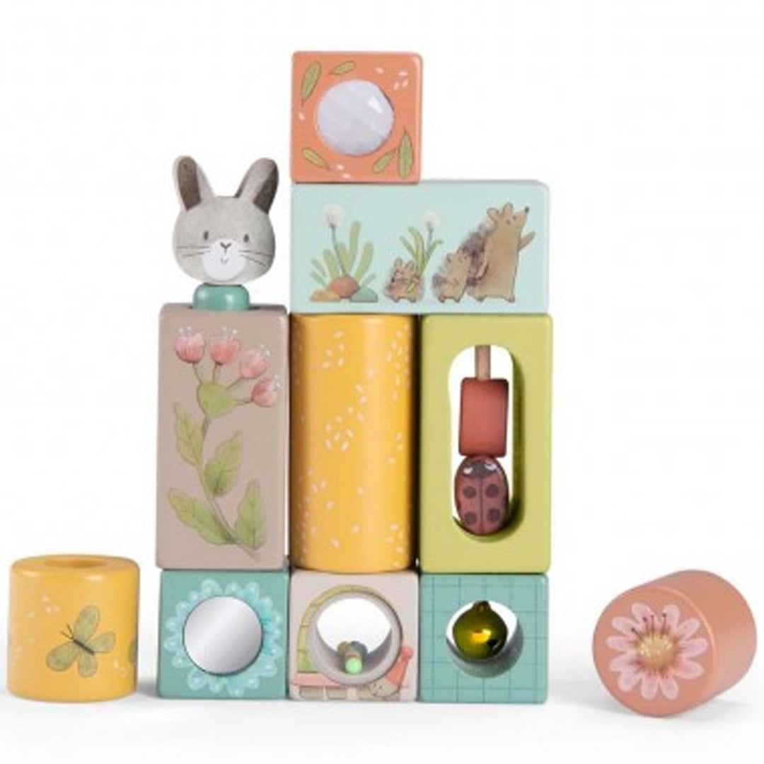 Moulin Roty houten babyspeelgoed bouwblokken met een konijnenhoofd, spiegels, rammelaars en illustraties van egels en bloemen.