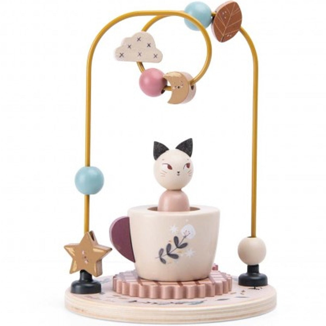 Moulin Roty houten activiteitscentrum met kralenframe, een kat in een kopje en diverse speelelementen.