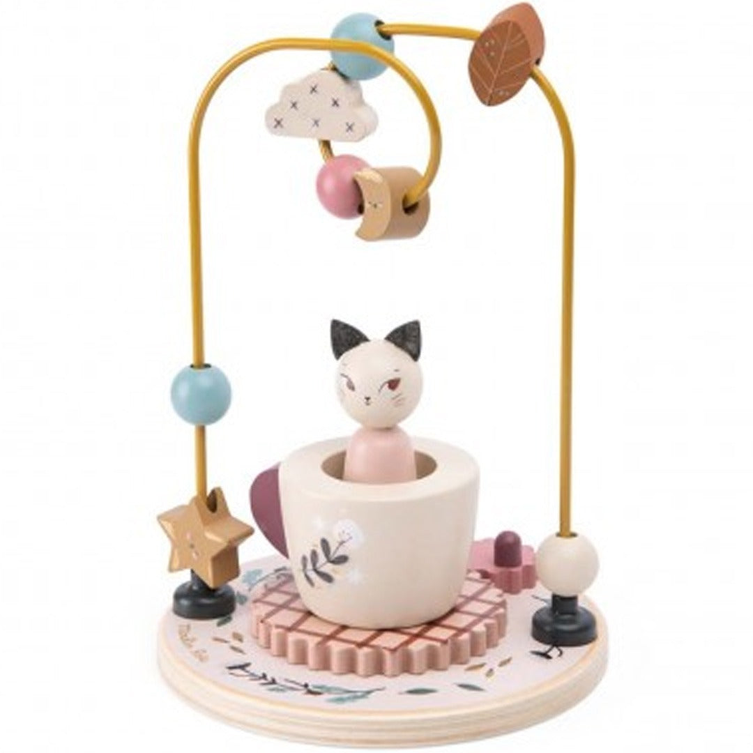 Moulin Roty houten activiteitscentrum met kralenframe, een kat in een kopje en diverse speelelementen.