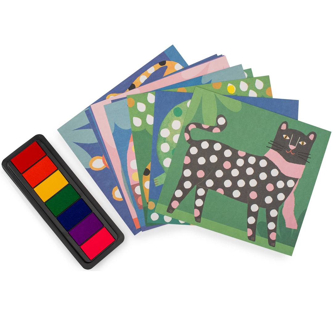 De Moulin Roty vingerstempelset met een regenboogkleurige inktpad en diverse kaarten met dierenafbeeldingen.