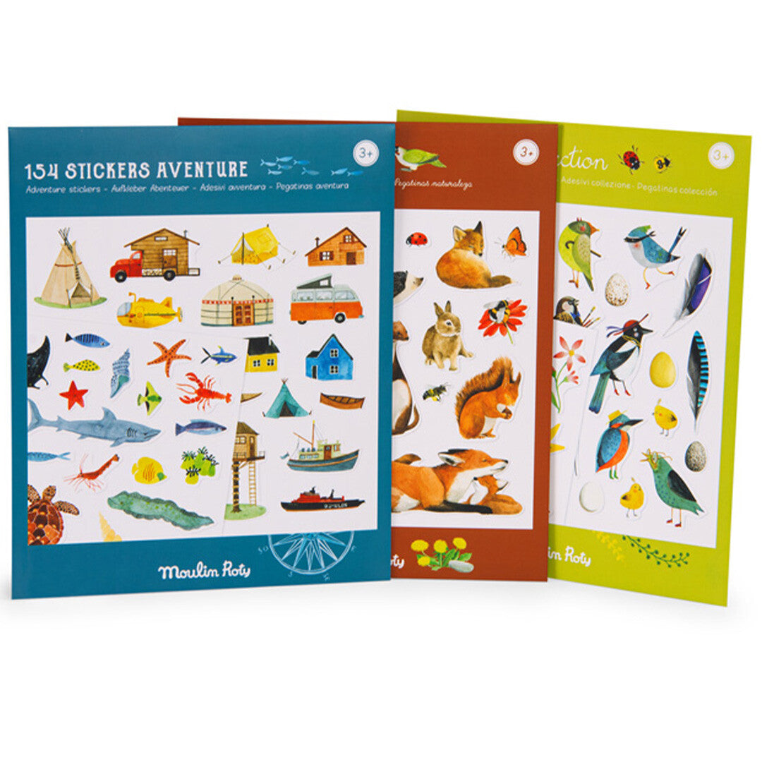 Drie verschillende Moulin Roty stickervellen, waaronder een met vogels en bloemen, een met avontuurlijke thema's en een met bosdieren.