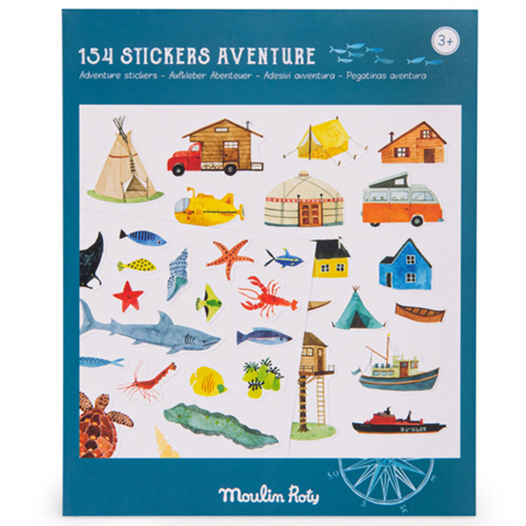 De voorkant van de Moulin Roty stickerset '154 Stickers Aventure' met diverse avontuurlijke stickers van voertuigen, huizen en zeedieren.