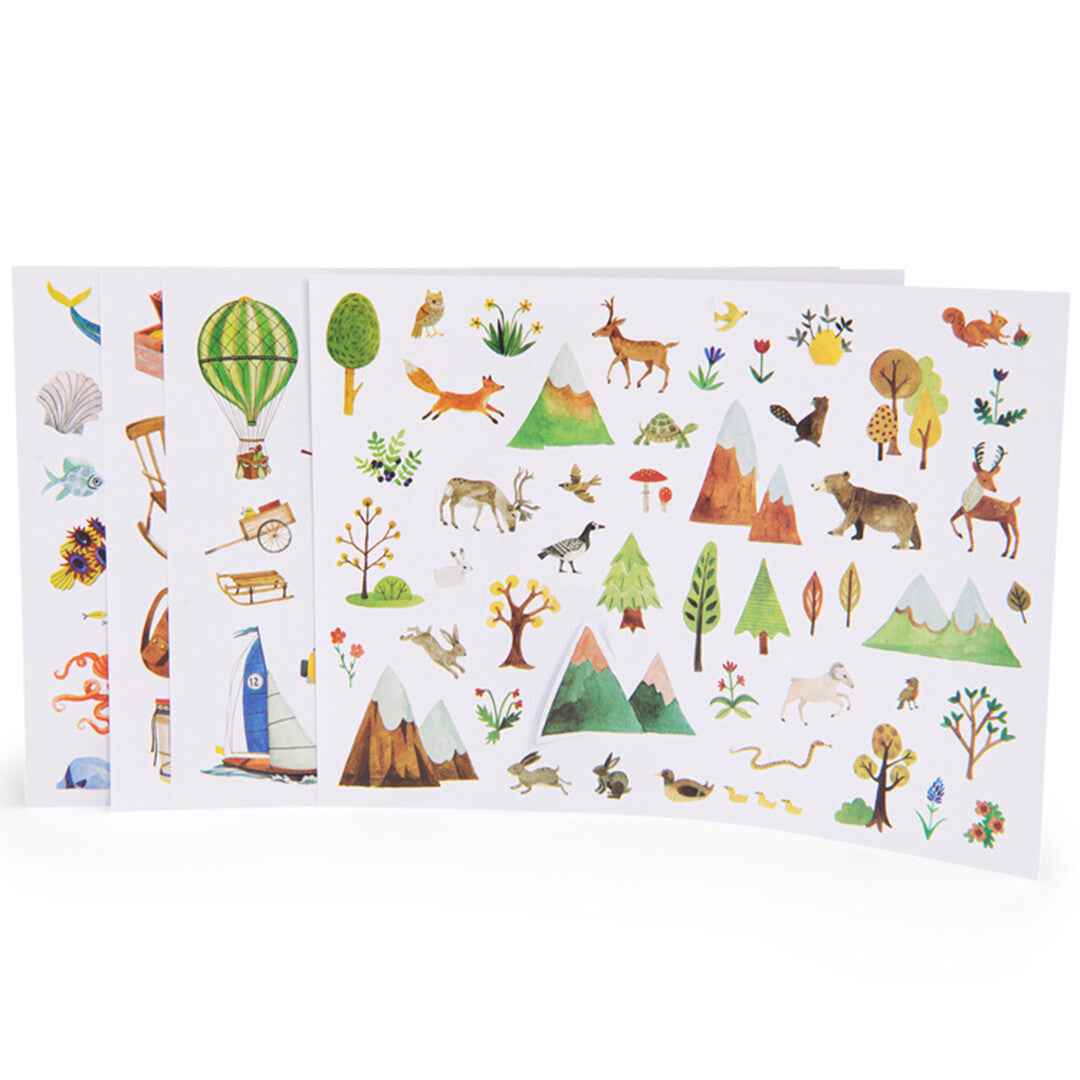 Meerdere vellen met diverse stickers van dieren, landschappen, voertuigen en zeedieren, schuin gepresenteerd.