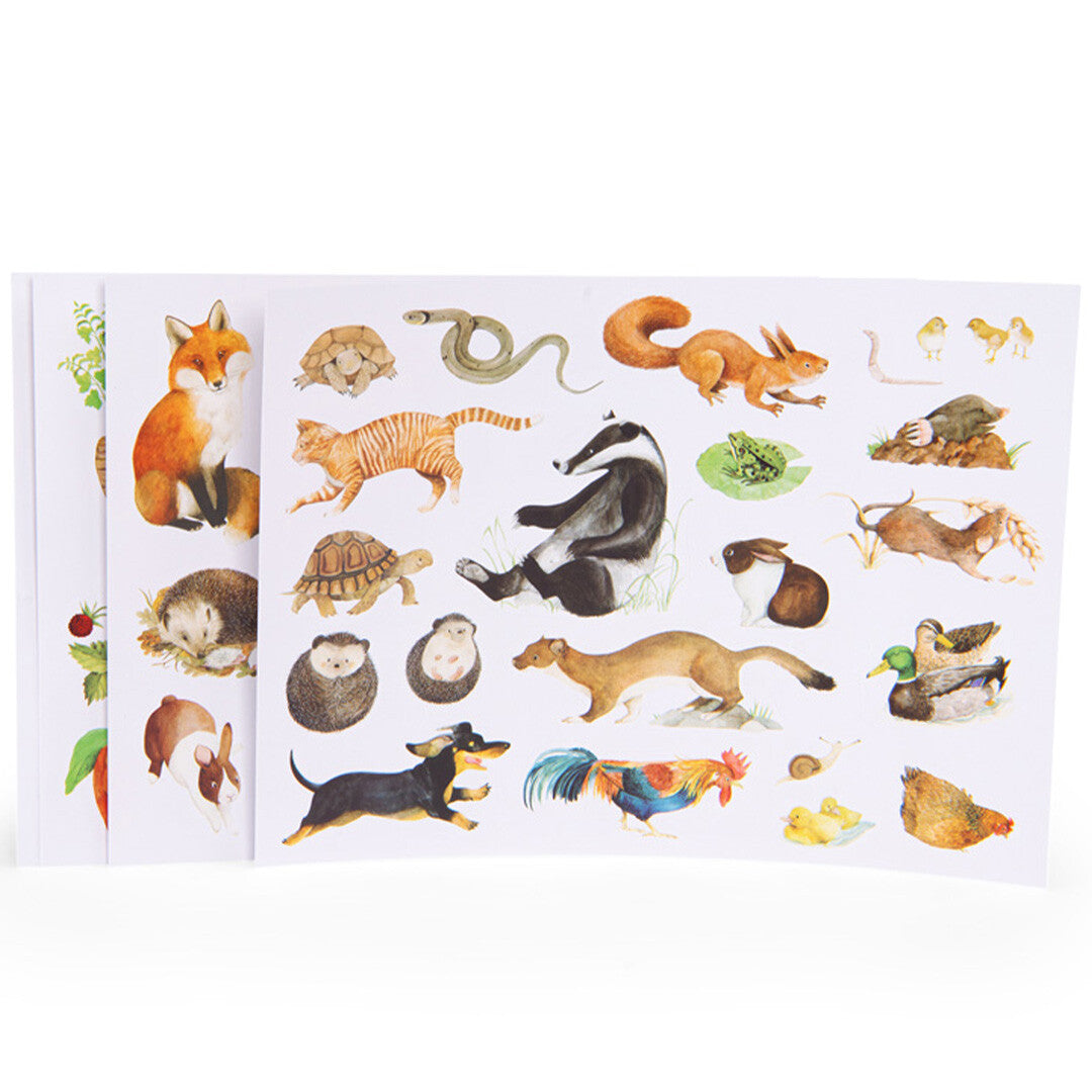 Detail van de Moulin Roty natuurstickers met diverse dieren zoals een vos, das en eekhoorn.