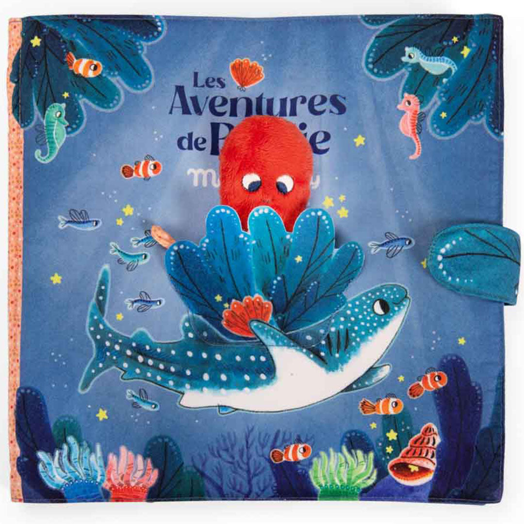 Moulin Roty stoffen babyboekje met een onderwaterwereld, een walvishaai en een rode octopus vingerpop.