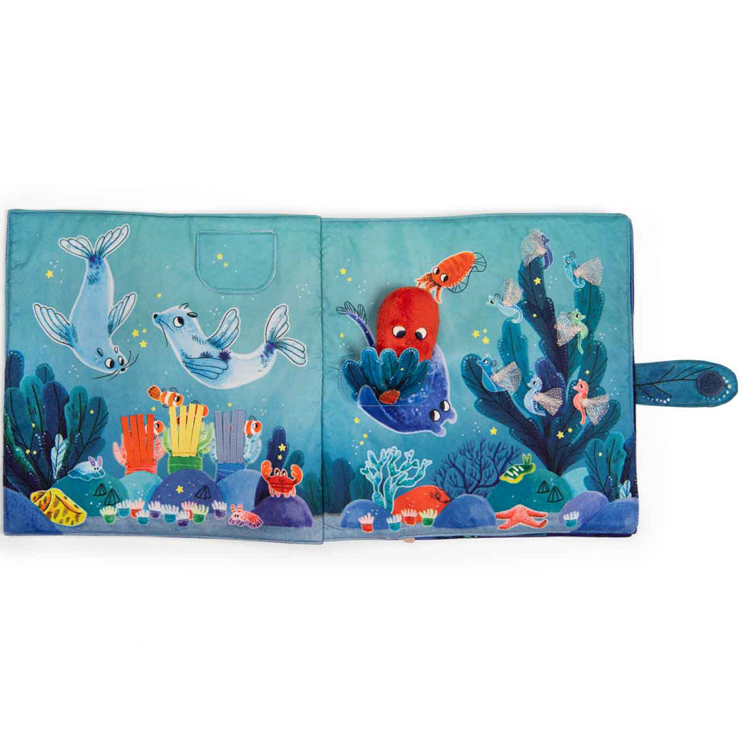Open stoffen babyboekje met een onderwaterwereld, zeehonden en een rode octopus vingerpop.