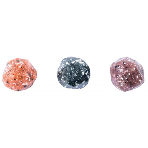 Drie veelkleurige, kiezelsteen-achtige stuiterballen van rubber.