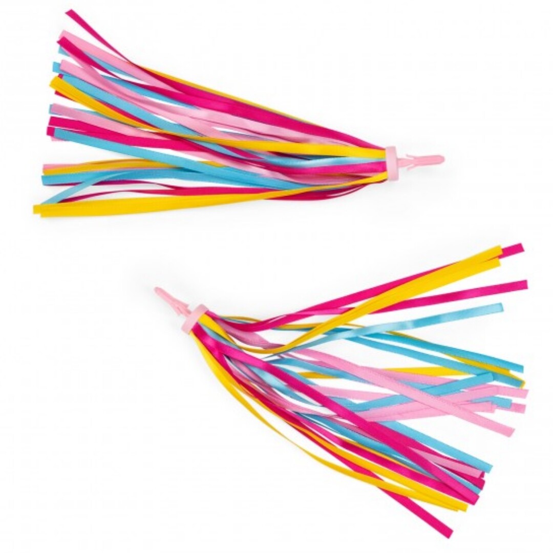 Twee kleurrijke stuurslingers met roze, gele en blauwe linten.