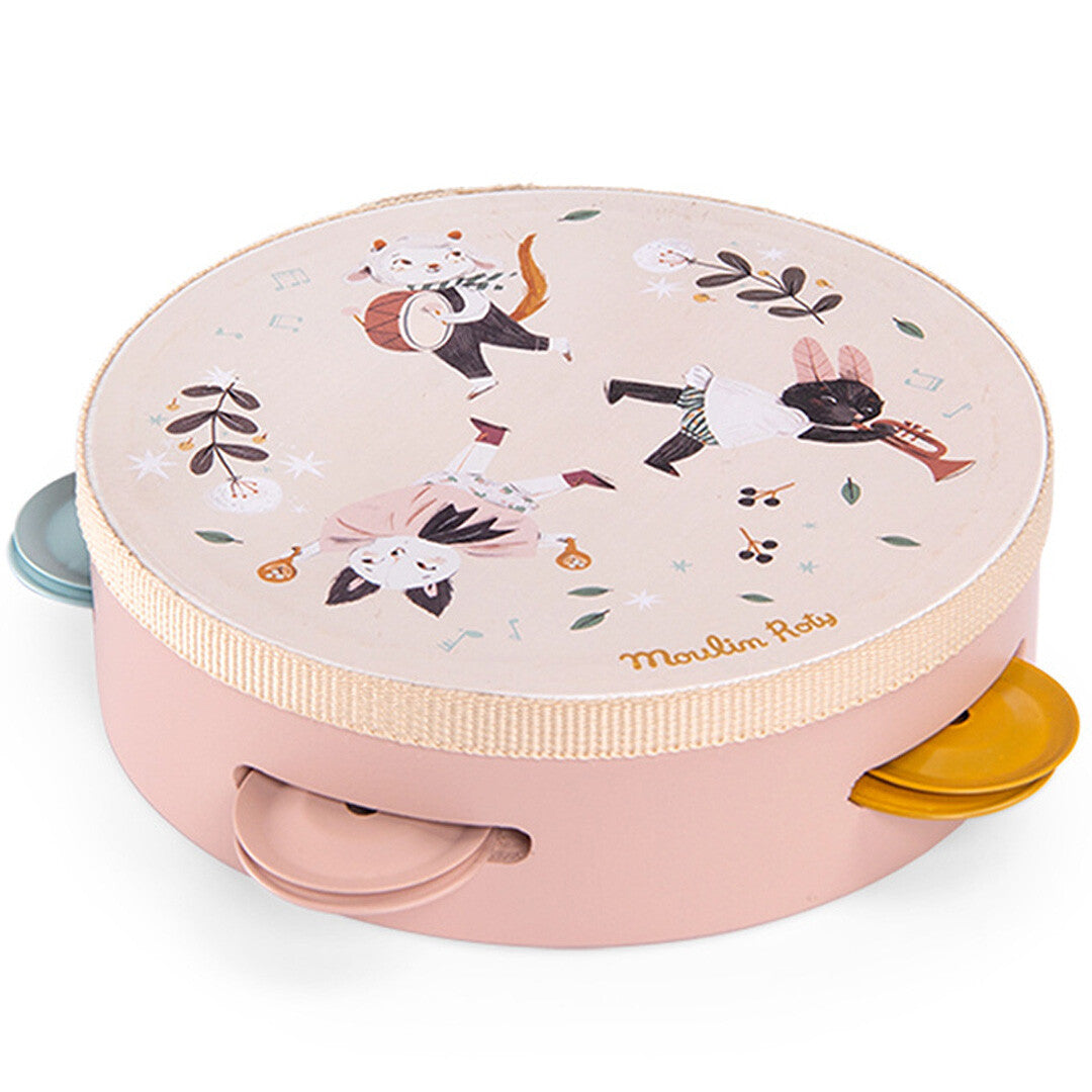 Schuine weergave van de Moulin Roty roze houten tamboerijn met dierenpatroon.