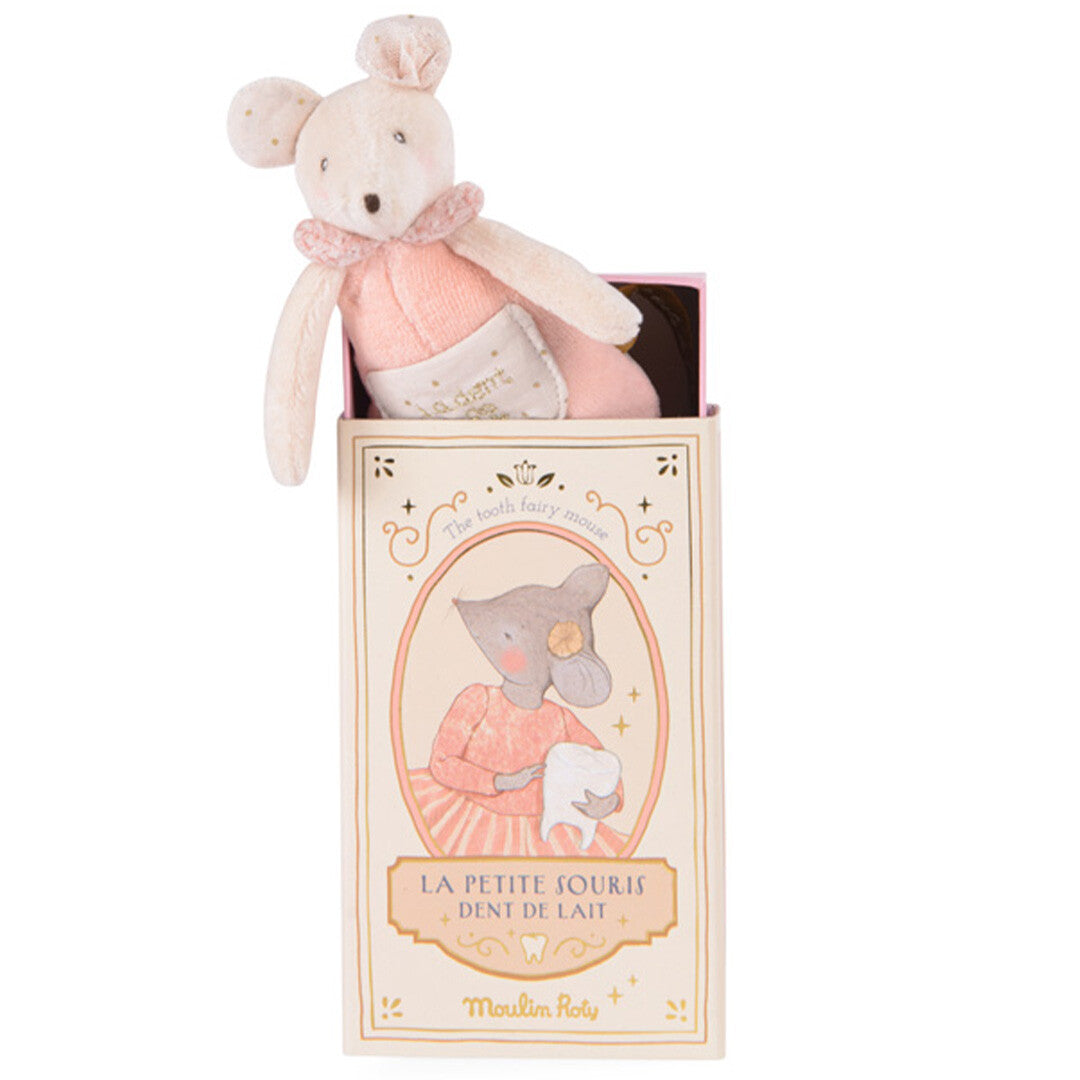 Moulin Roty roze pluchen tandenfee muisje steekt uit een geïllustreerd kartonnen tandendoosje.