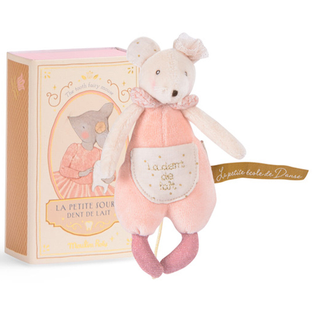 Moulin Roty roze pluchen tandenfee muisje hangt voor een geïllustreerd kartonnen tandendoosje.