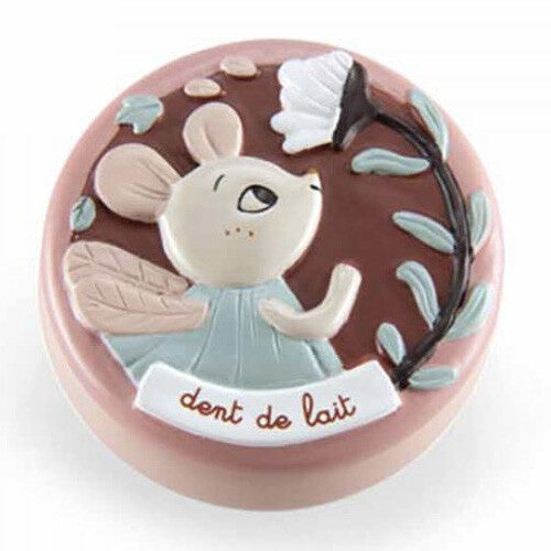 Gesloten Moulin Roty tandendoosje met een reliëf van een muis met vleugels en een bloem.
