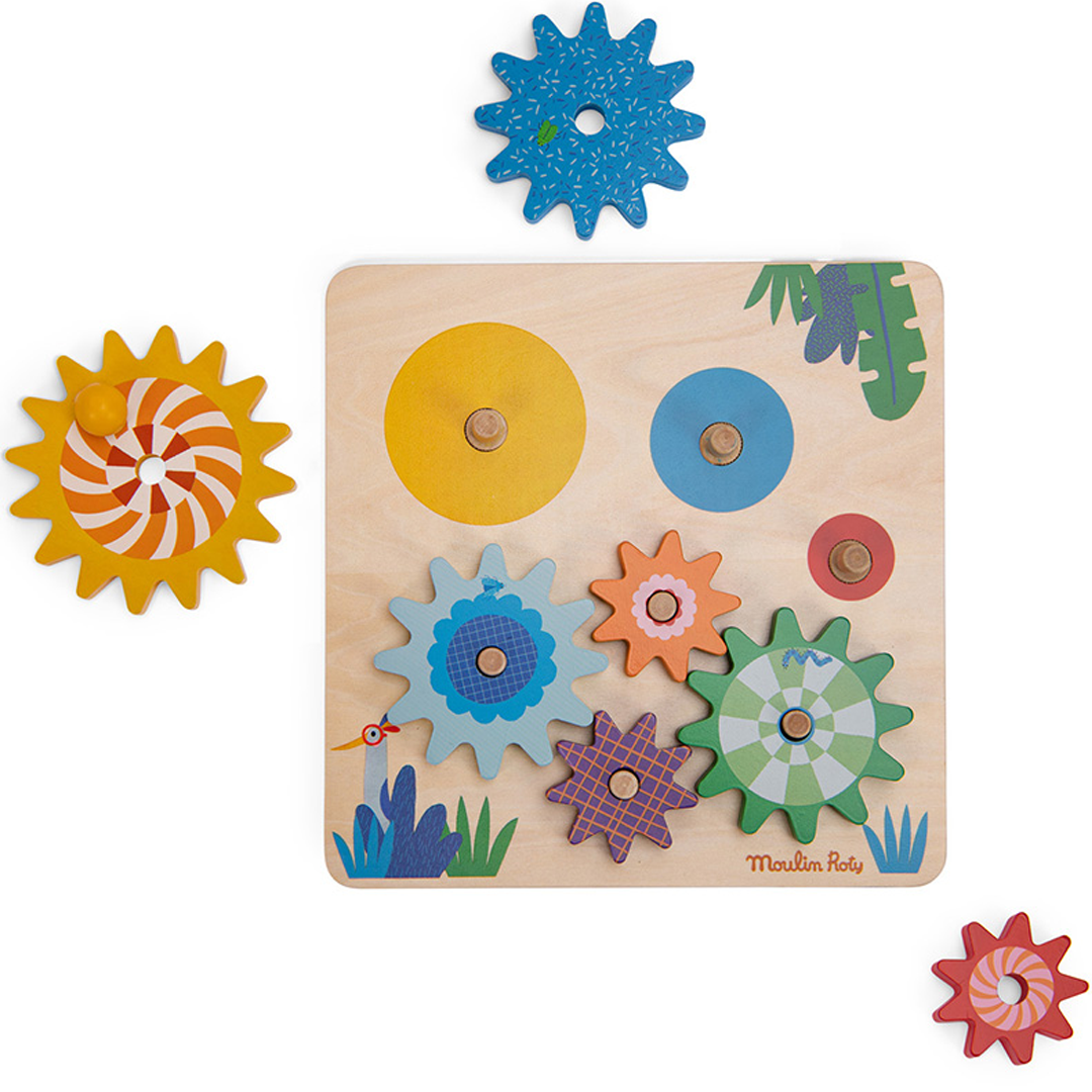 Moulin Roty houten tandwielpuzzel met enkele losse tandwielen op een witte achtergrond.