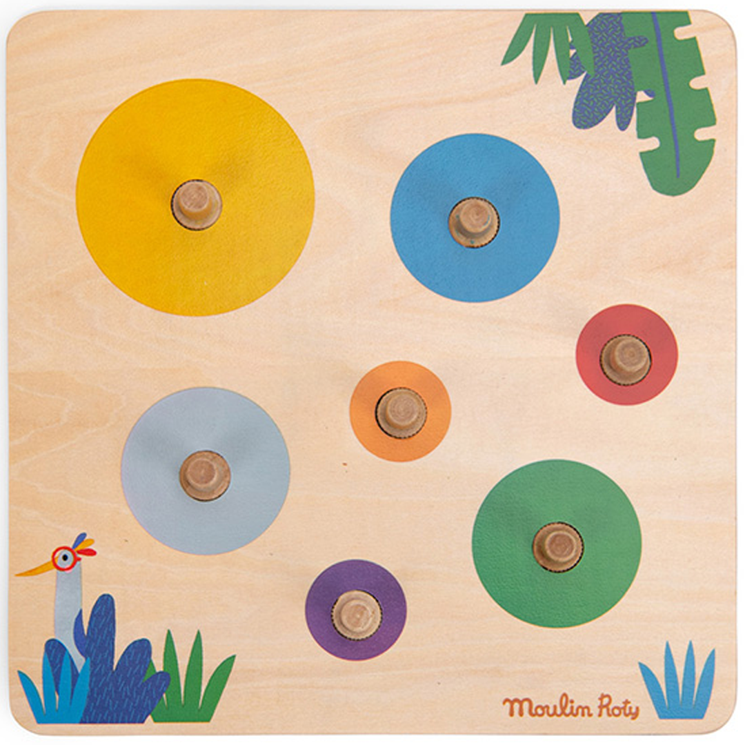Moulin Roty houten puzzelbord met gekleurde cirkels op de pinnen en jungle-illustraties.