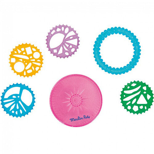 Moulin Roty tekensjablonen spiralen set met vijf gekleurde plastic tandwielen en een roze basis.
