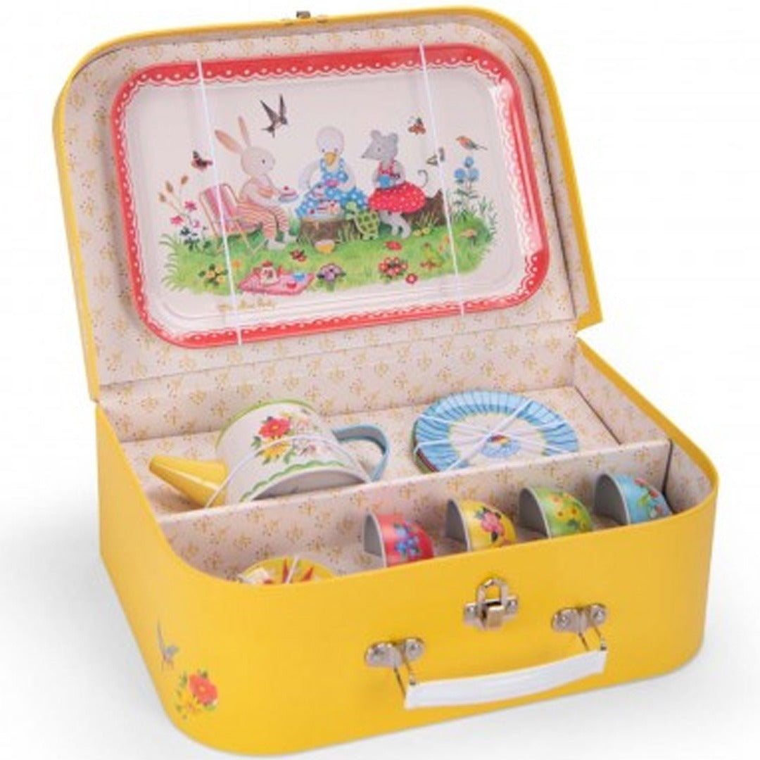 Moulin Roty speelgoed theeservies met dieren en bloemen in een open gele koffer.