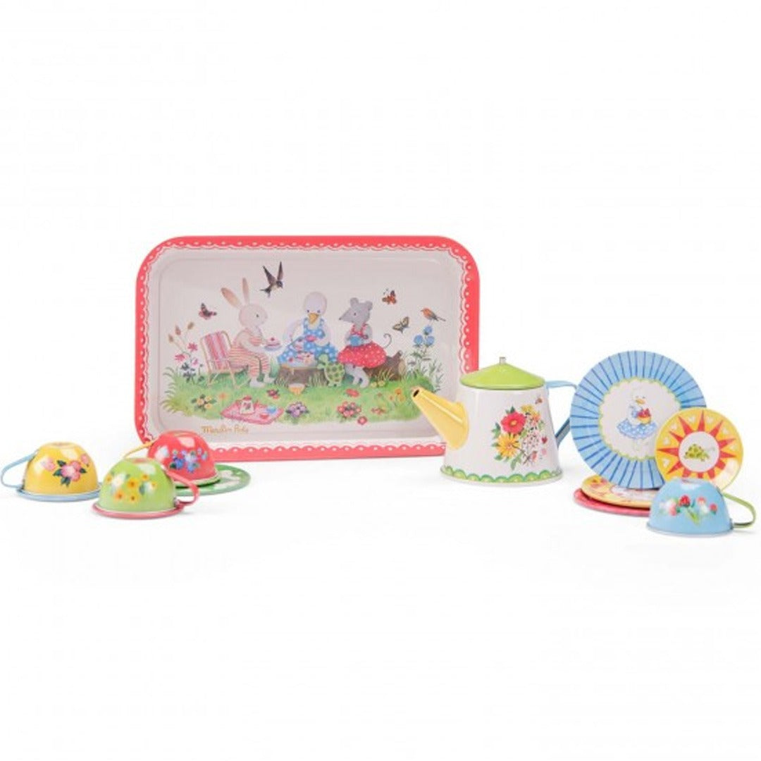 Moulin Roty speelgoed theeservies met dieren en bloemen, uitgestald op een witte achtergrond.