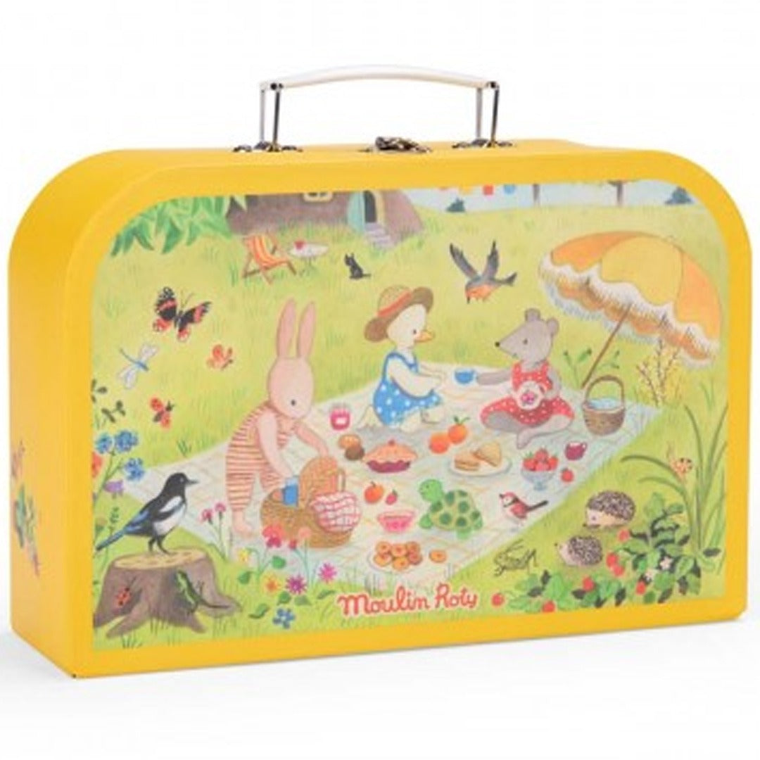 De gele koffer van het Moulin Roty speelgoed theeservies met een illustratie van dieren die picknicken.