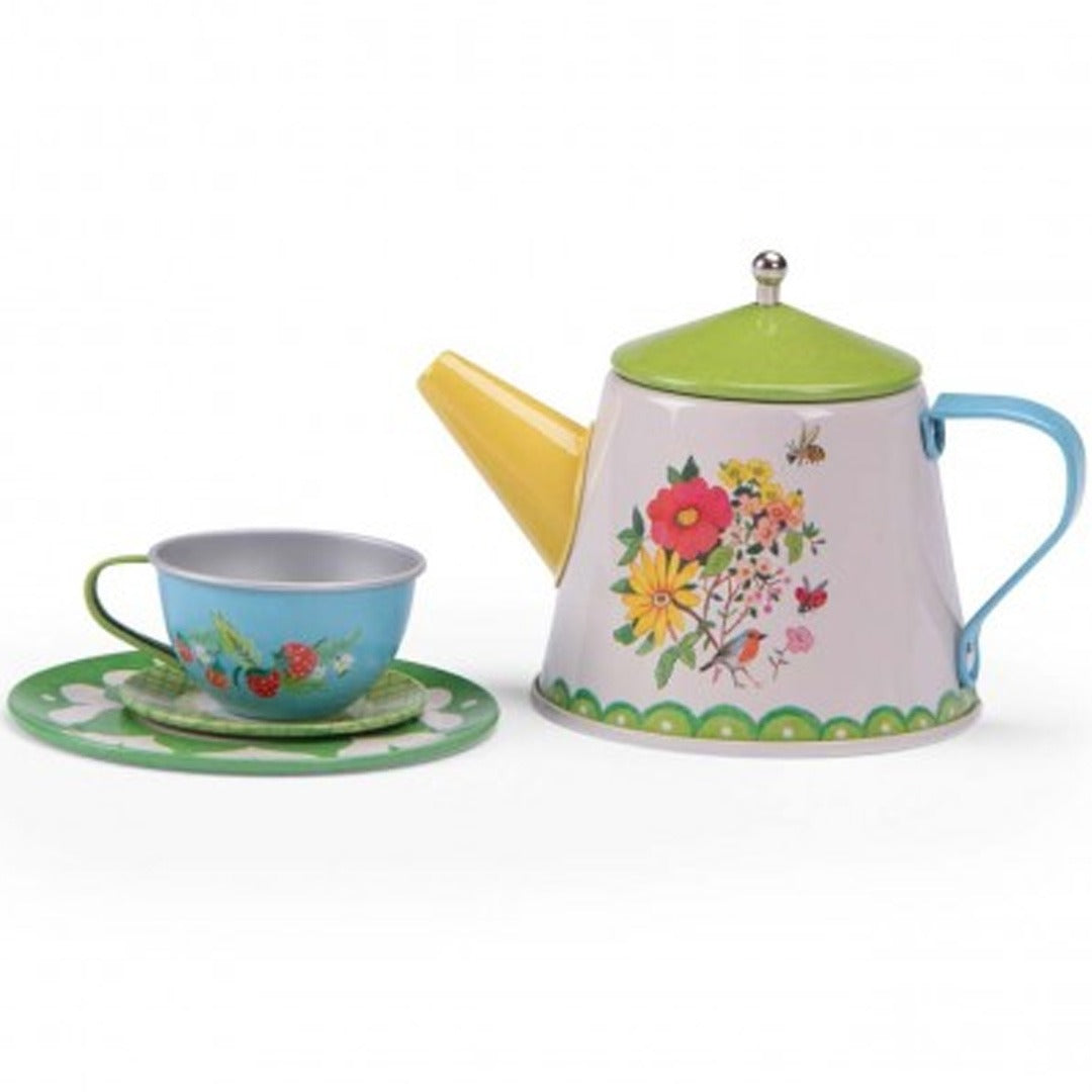 Detail van een theepot en een kopje met schotel van het Moulin Roty speelgoed theeservies met bloemen en aardbeien.