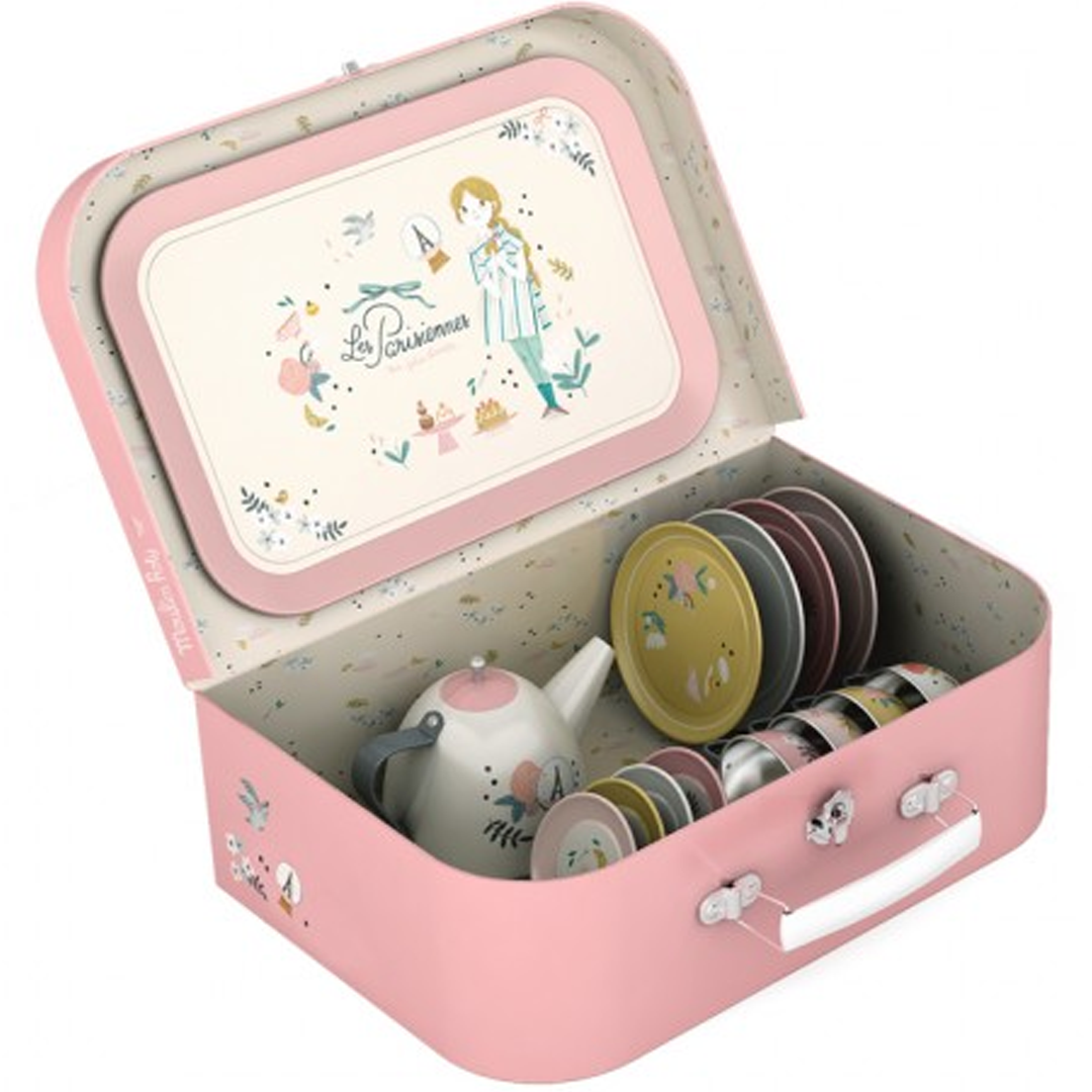 Moulin Roty Les Parisiennes theeservies in een open roze koffer met theepot, kopjes en schotels.
