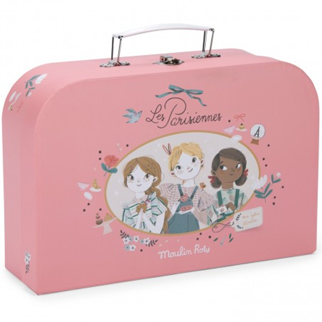 Voorkant van de gesloten roze koffer van het Moulin Roty Les Parisiennes theeservies met illustratie van drie meisjes.