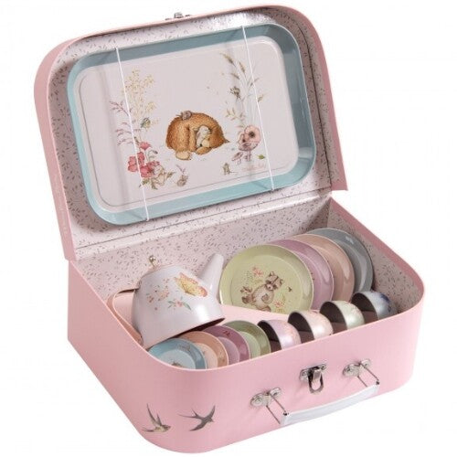 Moulin Roty theeservies met koffer, open met een theepot, kopjes, bordjes en een dienblad met een slapende beer.