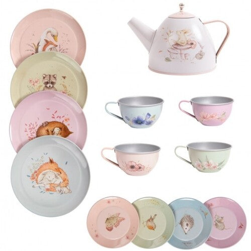 Diverse onderdelen van het Moulin Roty theeservies, waaronder een theepot, bordjes en kopjes met dieren- en bloemenillustraties.