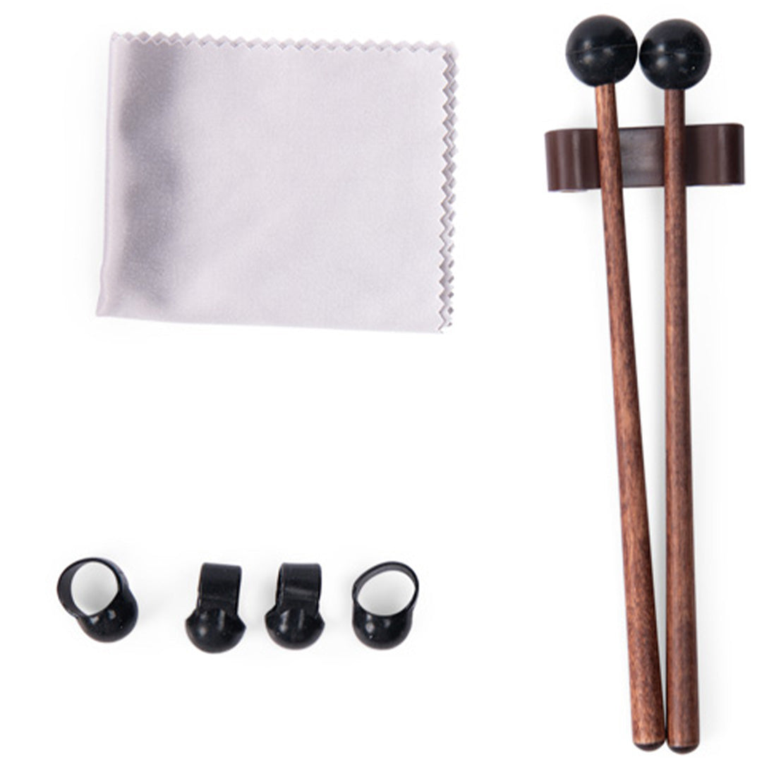 Accessoires voor de tongtrommel, waaronder een schoonmaakdoekje, twee stokken en vier vingerpicks.