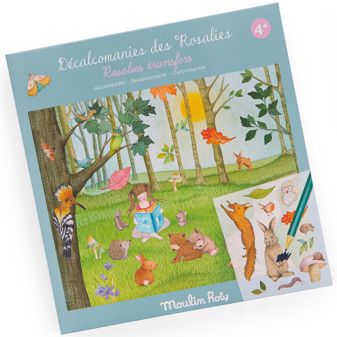 Schuine weergave van de verpakking van de Moulin Roty transferstickers Les Rosalies met een boslandschap en dieren.