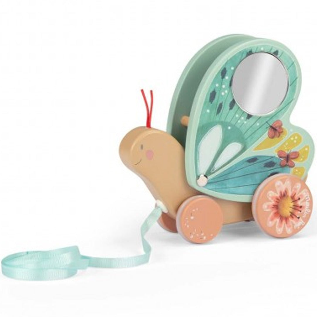 Moulin Roty houten trekfiguur vlinder met groene vleugels, bloemmotieven en een spiegel, met een lichtblauwe trekkoord.
