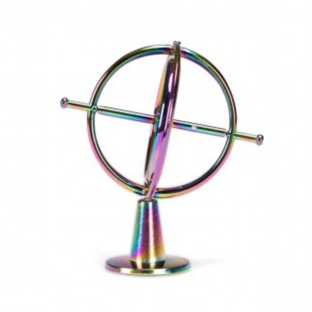 Moulin Roty regenboogkleurige gyroscoop op standaard, schuin van voren gezien met gekantelde binnenring.