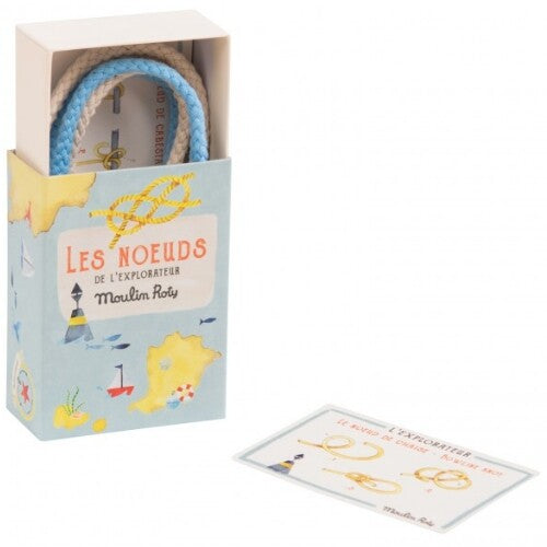 Moulin Roty zeemansknopen set met open doos, blauw-witte touwen en instructiekaart.