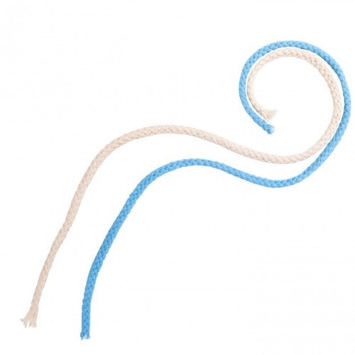 Twee losse touwen, één blauw en één gebroken wit, op een witte achtergrond.