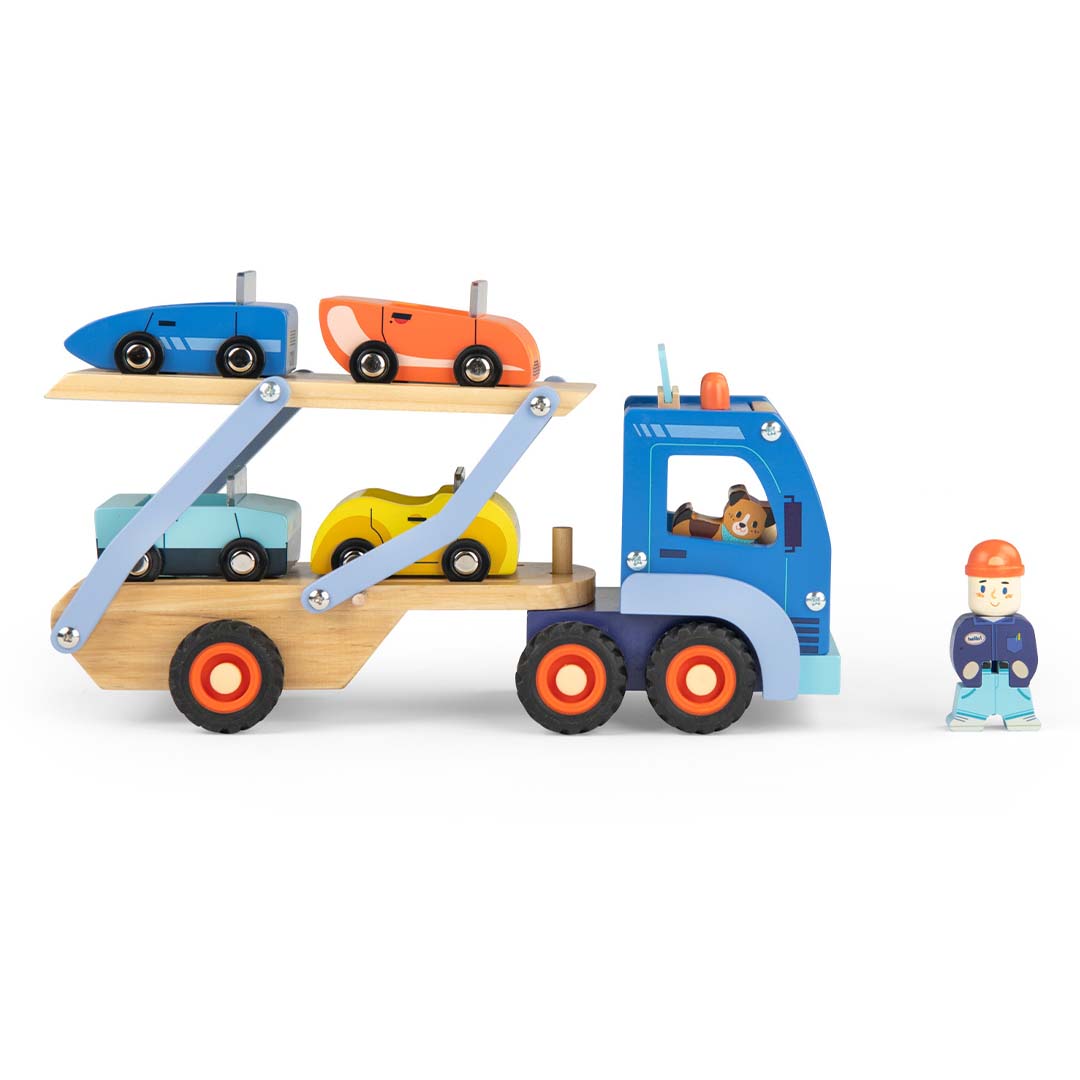 Moulin Roty houten autotransportwagen met vier gekleurde auto's en een speelfiguur.
