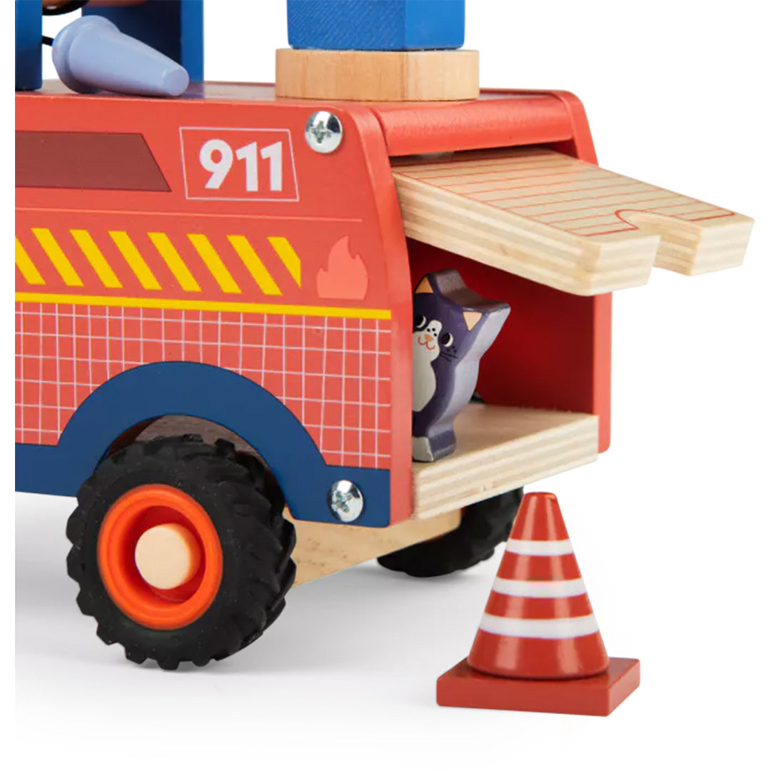 Detail van de achterkant van de houten brandweerwagen met open compartiment, een katfiguur en een verkeerskegel.